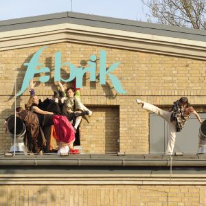 fabrik exterior with dancers